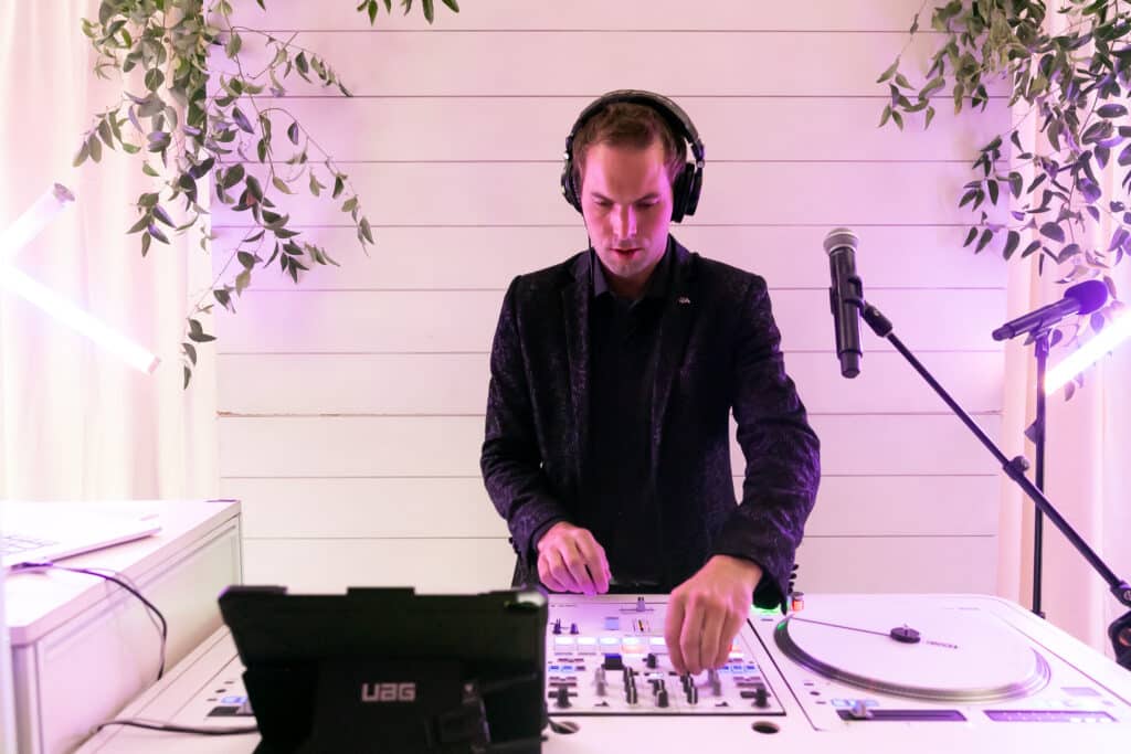 Elizabeth | Dan @RiverBottomsRanch DJ Cam Reeve